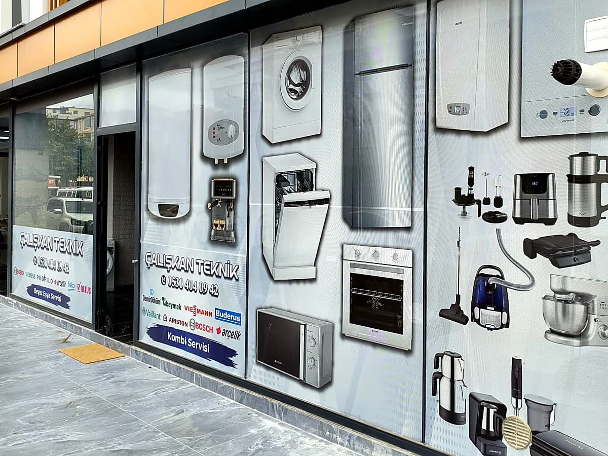 Çalışkan Teknik'in Çerkezköy'deki dükkânının vitrini; camda işletme adı, telefon numarası ve servis verilen beyaz eşya ile kombi markaları